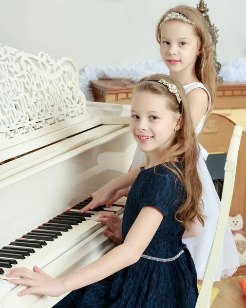 ピアノを弾く女の子の双子. — ストック写真