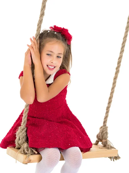 Menina balançando em um balanço — Fotografia de Stock