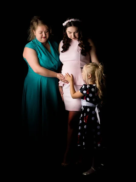 彼女の母と妹、blac の若い妊娠中の女の子 — ストック写真