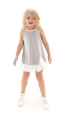 Küçük kız tam uzunlukta.