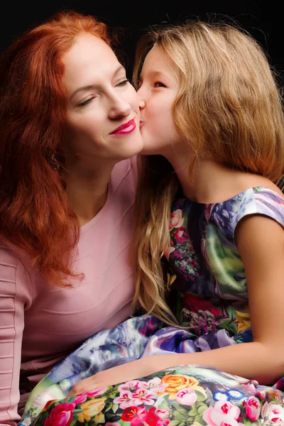 Mother and little daughter gently embrace — Stock Photo, Image