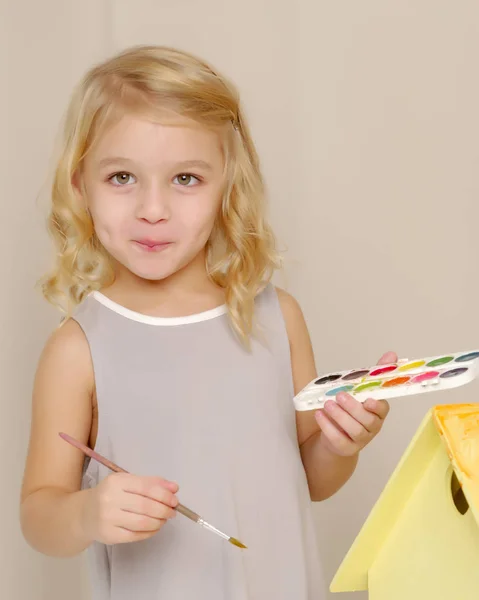 Alegre niña dibuja un pincel . — Foto de Stock