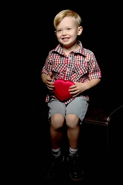 Liten pojke med ett hjärta. — Stockfoto