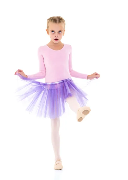 Kleines Mädchen Ballerina führt Tanz auf. — Stockfoto