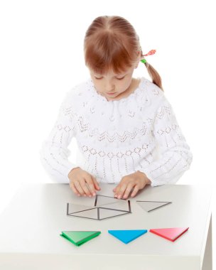 Küçük bir kız Montessori dersleri alıyor..