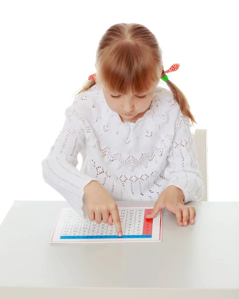 Een klein meisje studeert Montessori dingen.. — Stockfoto