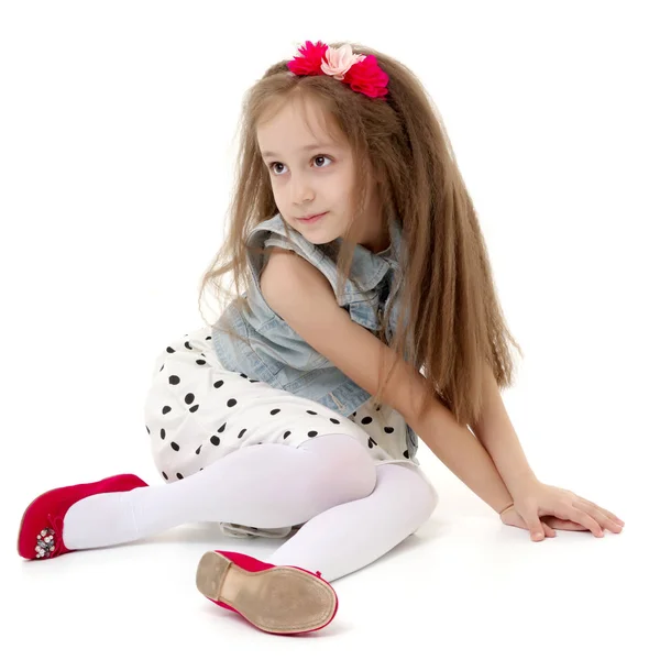 Little girl is sitting on the floor. — Stock Photo, Image