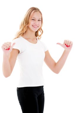 Beyaz tişörtlü küçük bir kız bir şeyi işaret ediyor..