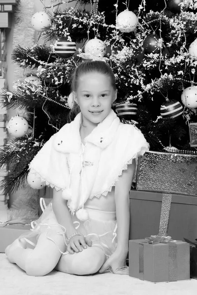 クリスマス ツリーがギフトを持つ少女 — ストック写真