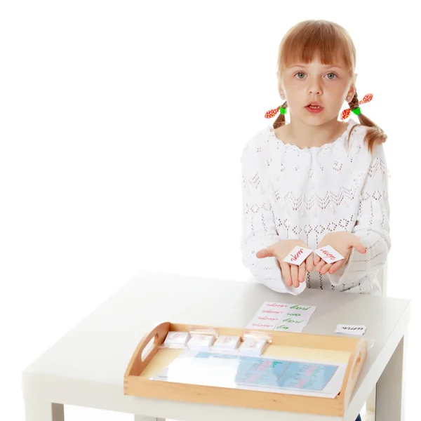 Ein kleines Mädchen lernt Montessori-Sachen. — Stockfoto