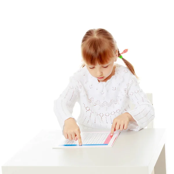 小さな女の子がモンテッソーリのことを勉強してる. — ストック写真