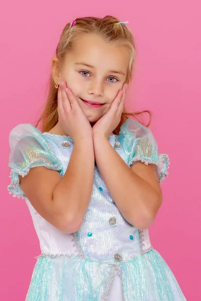 Όμορφο κοριτσάκι σε ροζ φόντο. — Φωτογραφία Αρχείου