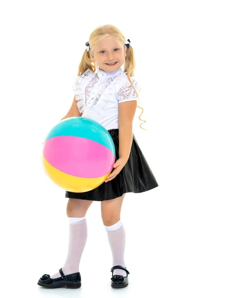 Маленька дівчинка грає з м'ячем — стокове фото