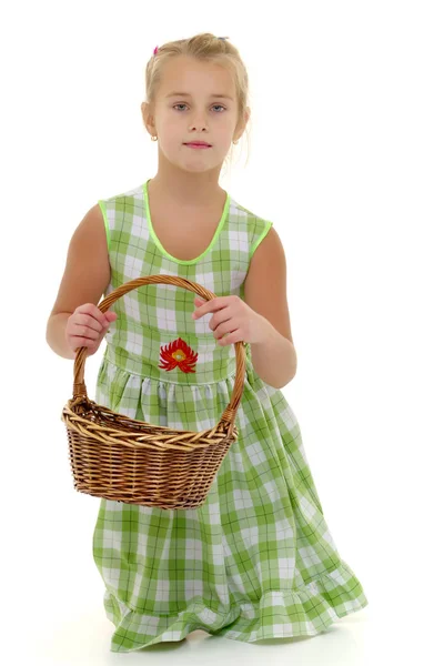 Маленька дівчинка з плетеним кошиком — стокове фото