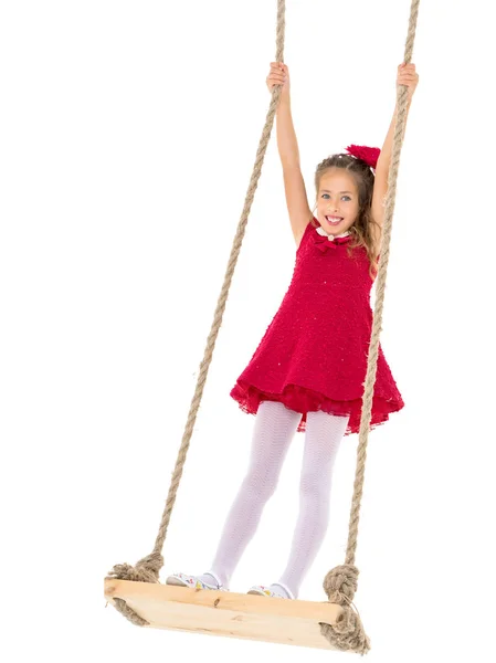 Menina balançando em um balanço — Fotografia de Stock