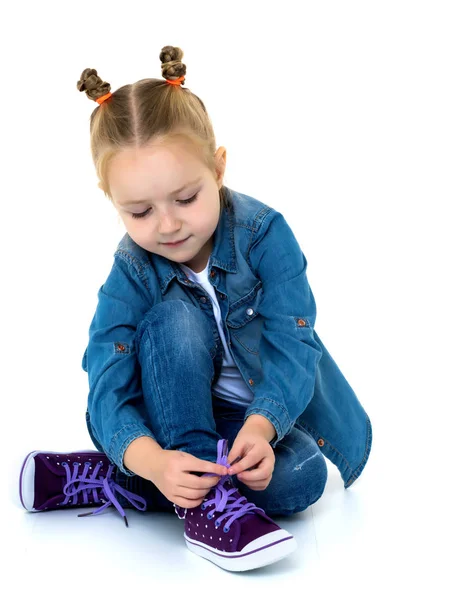 La niña está sentada en el suelo.. —  Fotos de Stock