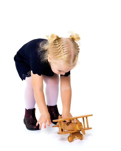 Glückliches Kleines Mädchen Spielt Atelier Mit Einem Hölzernen Flugzeug Auf — Stockfoto