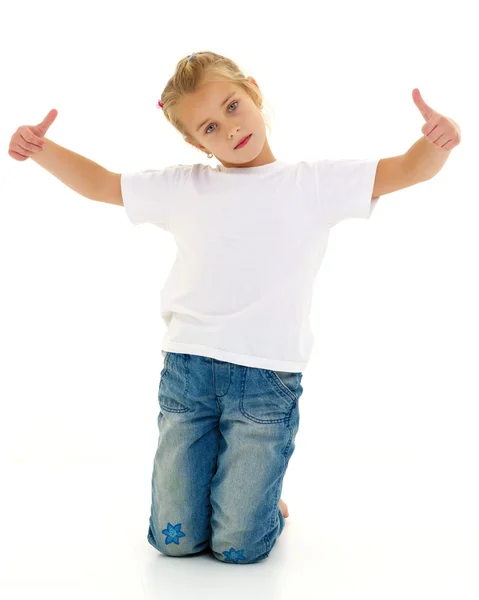 Klein meisje in een wit t-shirt. — Stockfoto