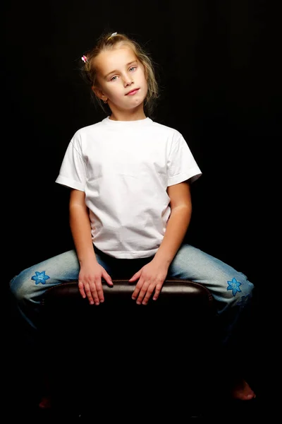 Bambina su uno sfondo nero — Foto Stock