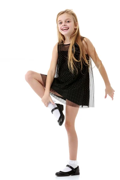 Den lilla flickan står på ett ben. — Stockfoto