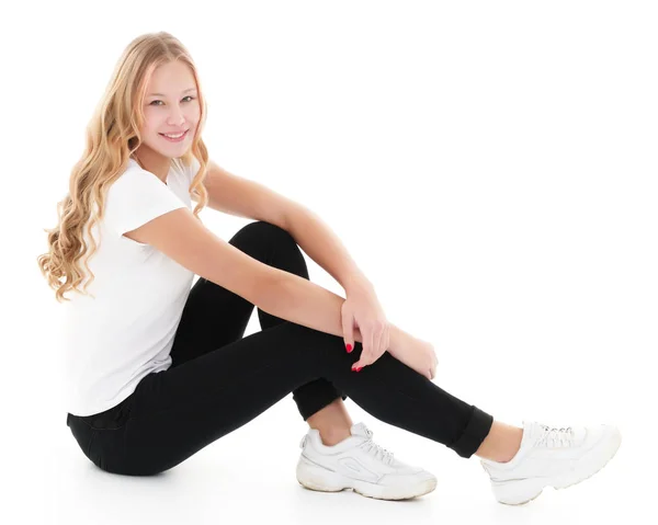 Una adolescente está sentada en el suelo . —  Fotos de Stock