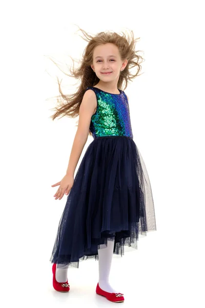 Menina em um vestido que se desenvolve no vento . — Fotografia de Stock