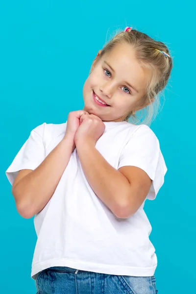 Menina emocional em uma camiseta branca limpa. — Fotografia de Stock