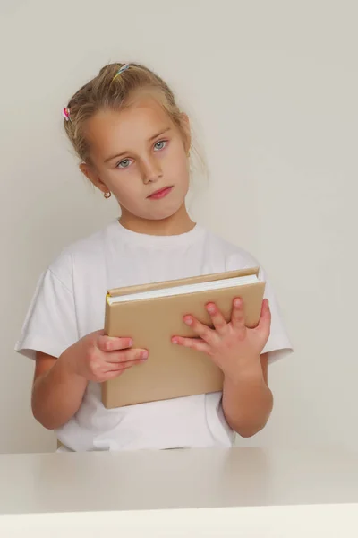 Niña con un libro — Foto de Stock