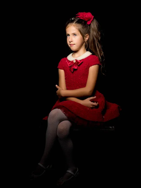 Маленькая девочка на черном фоне — стоковое фото