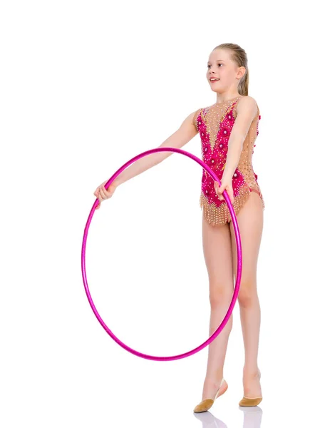 A girl gymnast performs an exercise with a hoop. — Stock Photo, Image