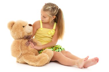 Oyuncak ayıyla küçük bir kız