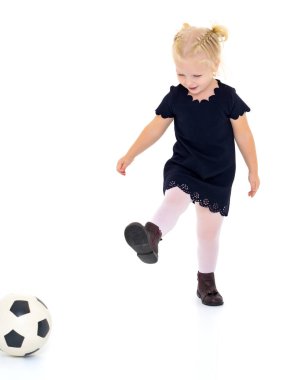Bir futbol topu ile küçük kız.