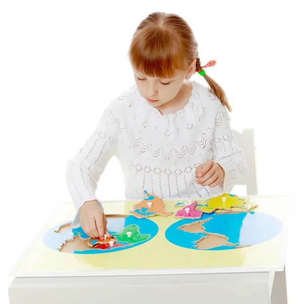 Uma menina está estudando coisas Montessori. — Fotografia de Stock