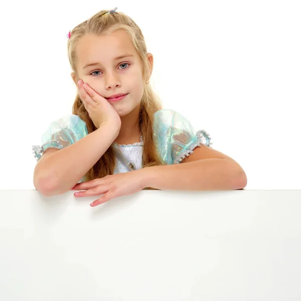 Uma menina está olhando por trás de uma bandeira vazia. — Fotografia de Stock