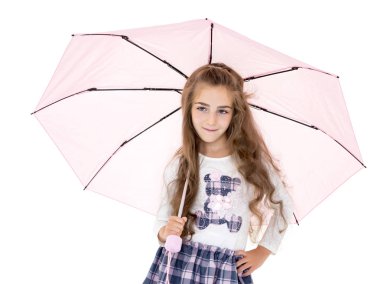küçük kız şemsiye altında.