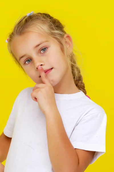 Känslomässig liten flicka i en ren vit T-shirt. — Stockfoto