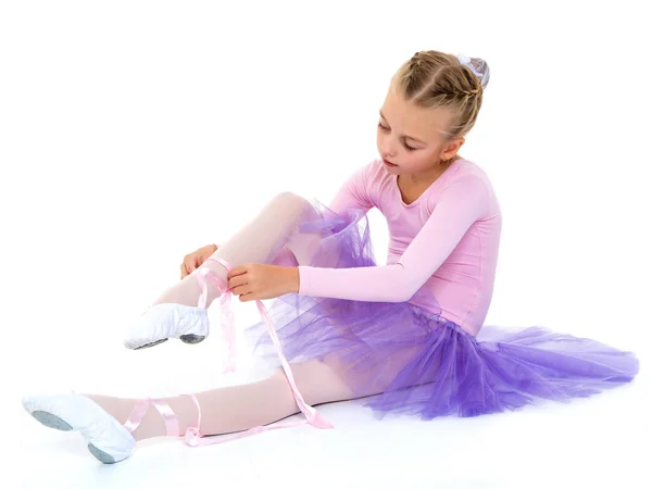 Kleines Mädchen trägt Ballettschuhe. — Stockfoto