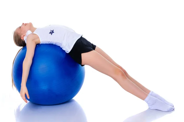 Menina fazendo exercícios em uma grande bola para a aptidão. — Fotografia de Stock
