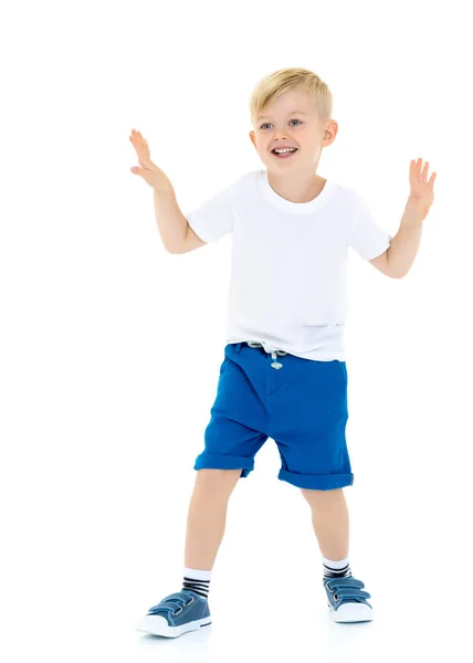 Pequeño niño emocional con una camiseta blanca pura . — Foto de Stock