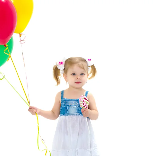 Klein meisje speelt met een ballon — Stockfoto