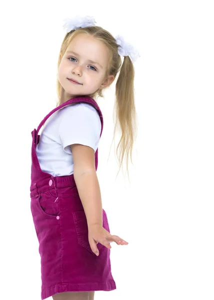 Kleines Mädchen posiert im Studio auf weißem Hintergrund. — Stockfoto