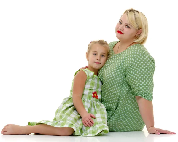 Maminka a malá dcera studiový portrét na bílém pozadí. — Stock fotografie