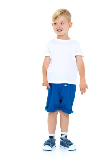 Эмоциональный маленький мальчик в чистой белой футболке . — стоковое фото