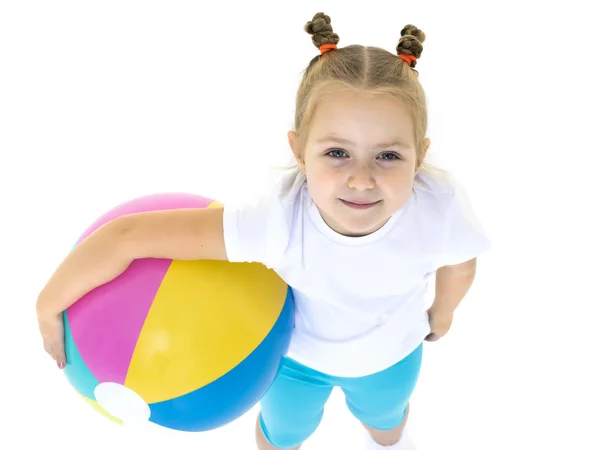 Kleines Mädchen spielt mit einem Ball — Stockfoto