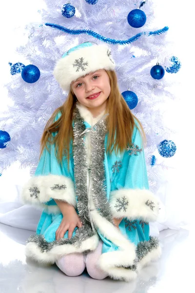 스노우 메이든 의상을 입은 어린 소녀 — 스톡 사진