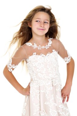 Rüzgarda geliştirme elbiseli küçük kız.