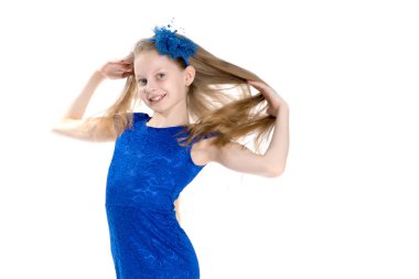 Küçük bir kız saçını düzeltiyor..