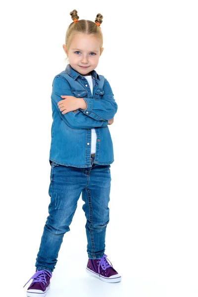 Klein meisje in een denim pak. — Stockfoto