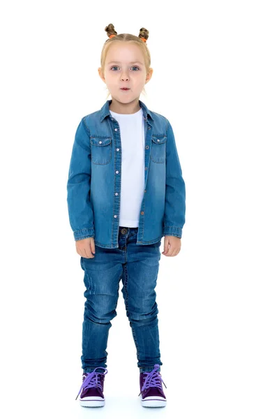 Kleines Mädchen im Jeansanzug. — Stockfoto