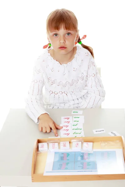 Uma menina está estudando coisas Montessori. — Fotografia de Stock